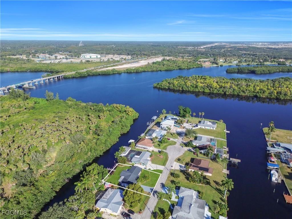 2203 Santiago Ave., Fort Myers, FL 33905