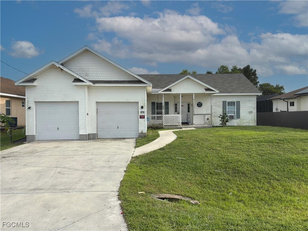 668 Kingsbury St., Lehigh Acres, FL 33974