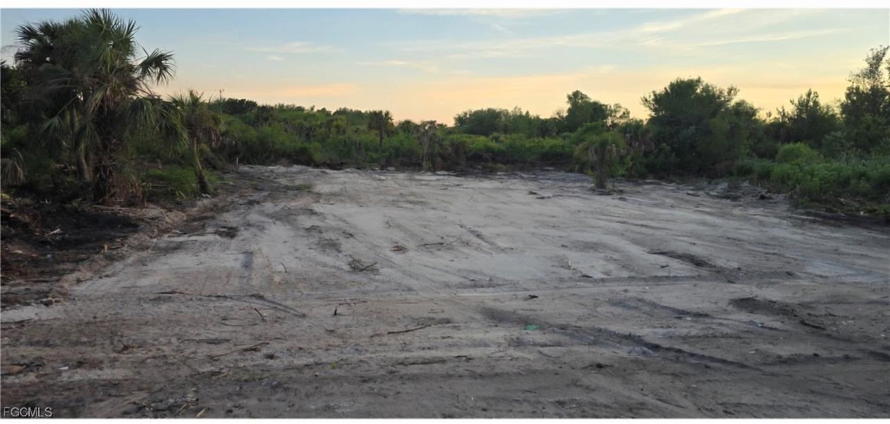 302 Pinehurst Ave., Lehigh Acres, FL 33974