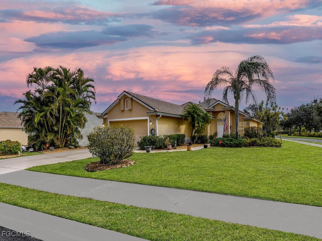 2012 Oxford Ridge Cir., Lehigh Acres, FL 33973