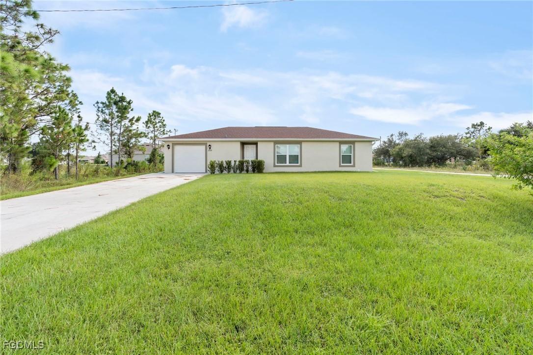 559 Roscoe St., Lehigh Acres, FL 33972