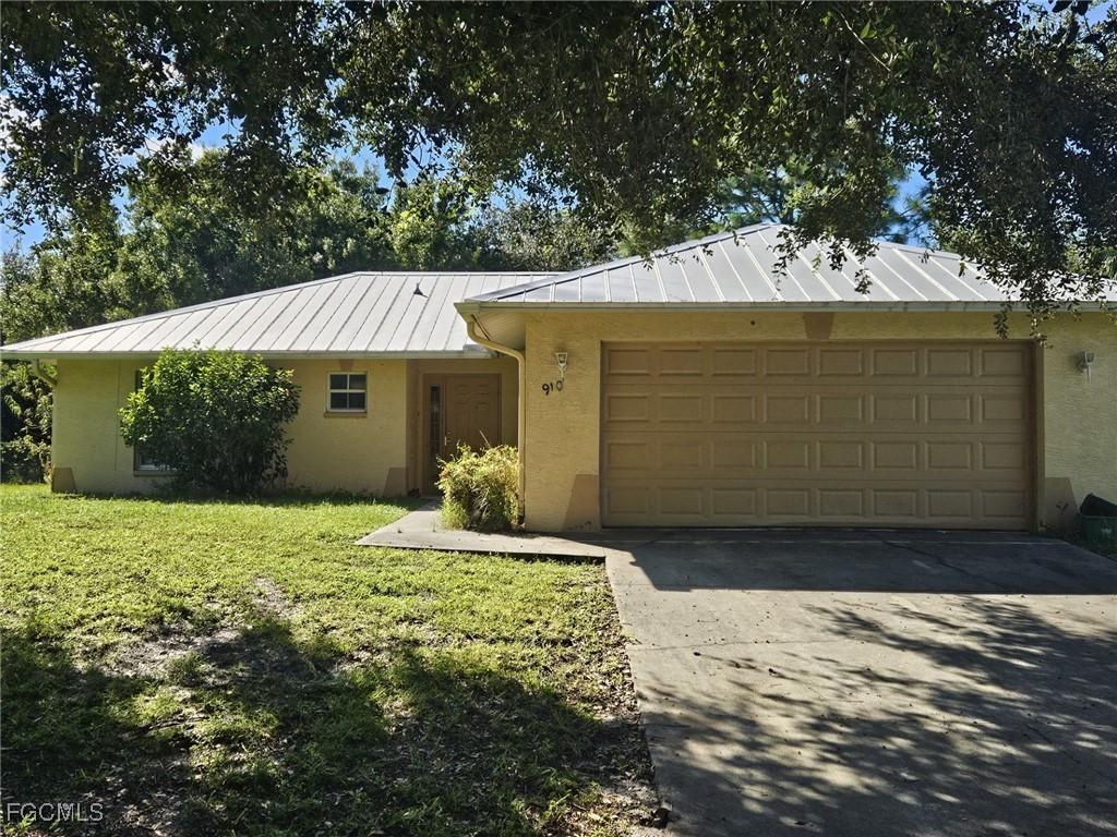910 Naples Ave., Lehigh Acres, FL 33974