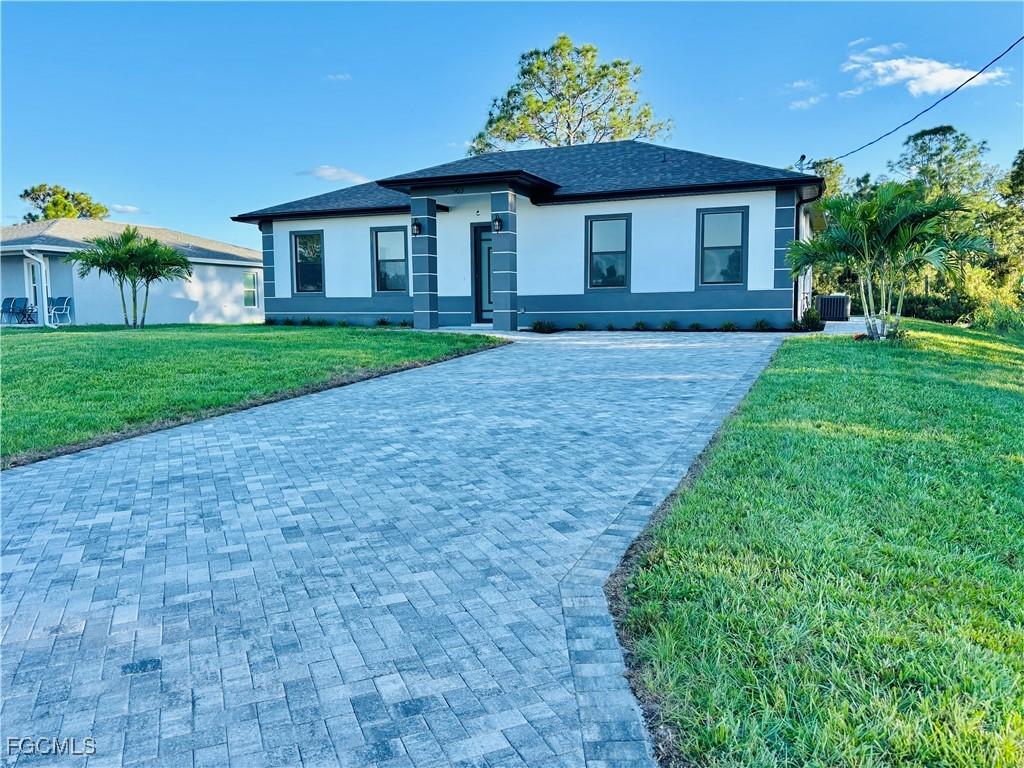 563 Oakshire Ln., Lehigh Acres, FL 33972