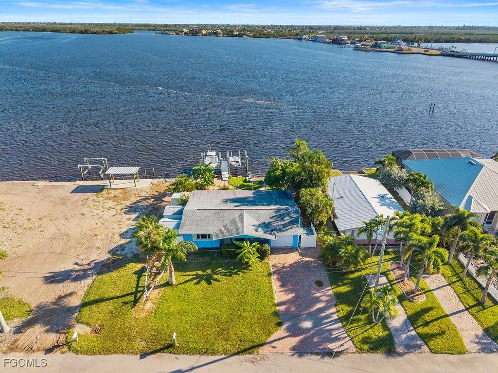 2504 Bayshore Dr., Matlacha, FL 33993