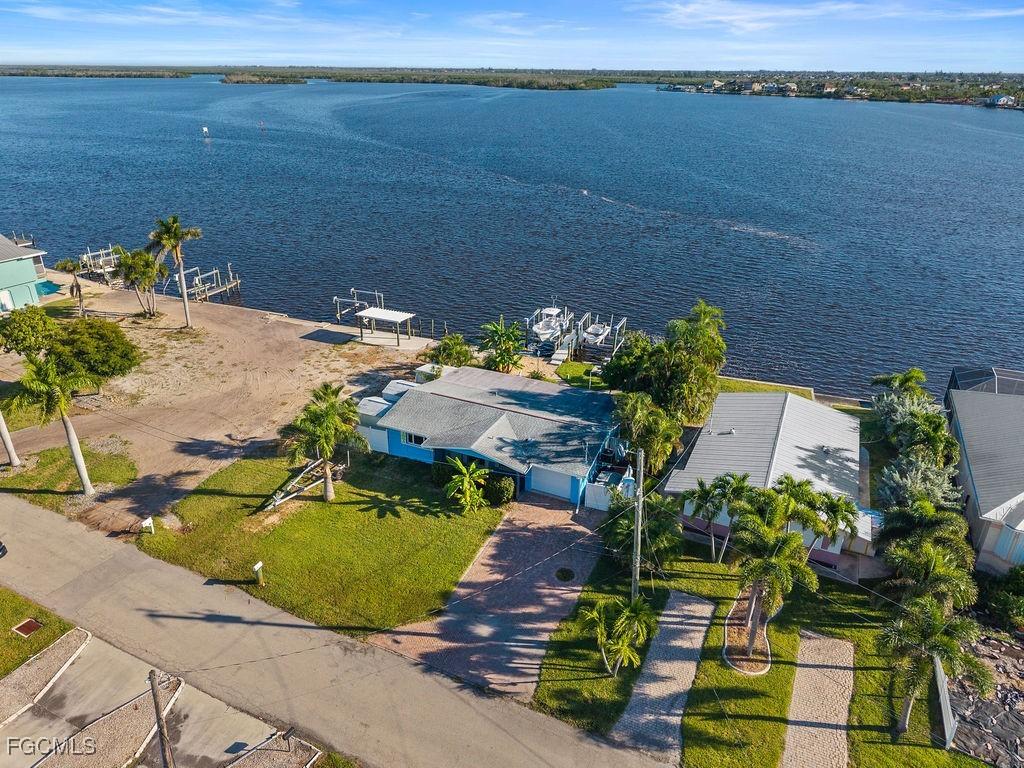 2504 Bayshore Dr., Matlacha, FL 33993