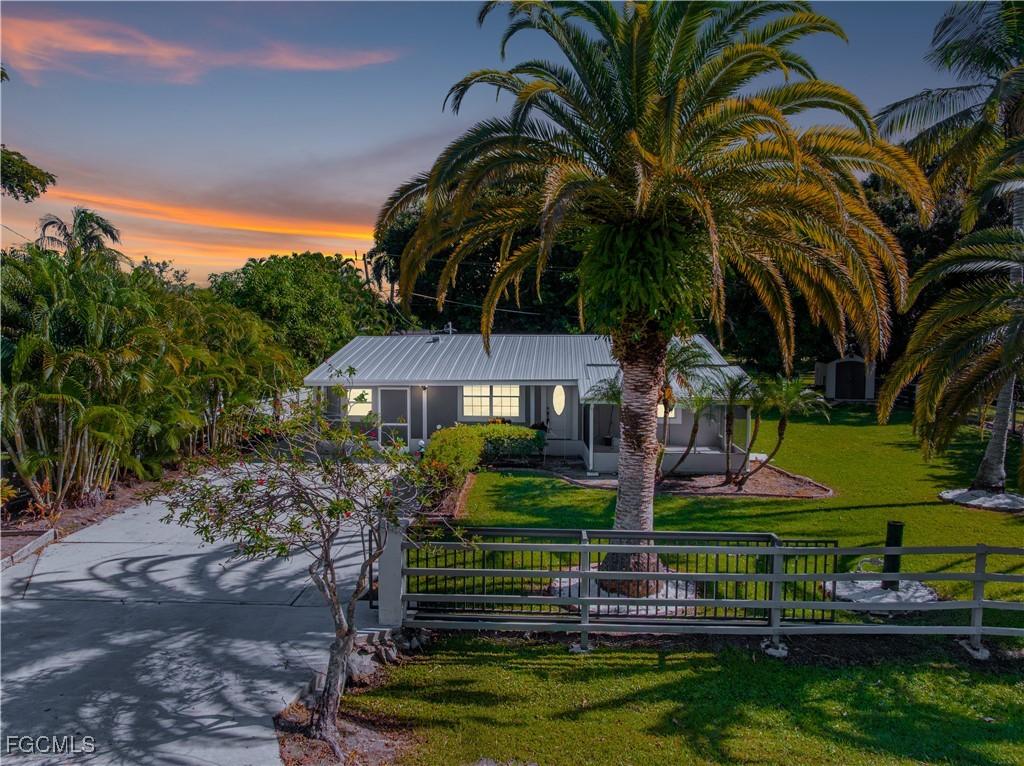 327 Montgomery Ave., Fort Myers, FL 33905