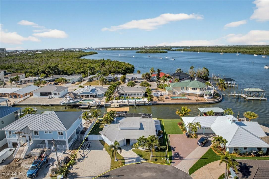 467 Madison Ct., Fort Myers Beach, FL 33931