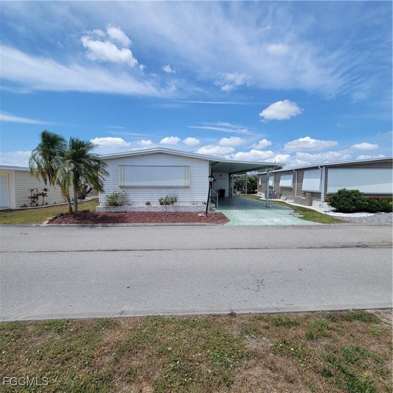573 Hogan Dr., North Fort Myers, FL 33903