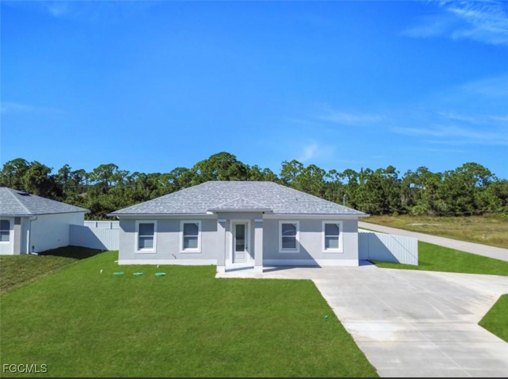 946 Hansen St., Lehigh Acres, FL 33974