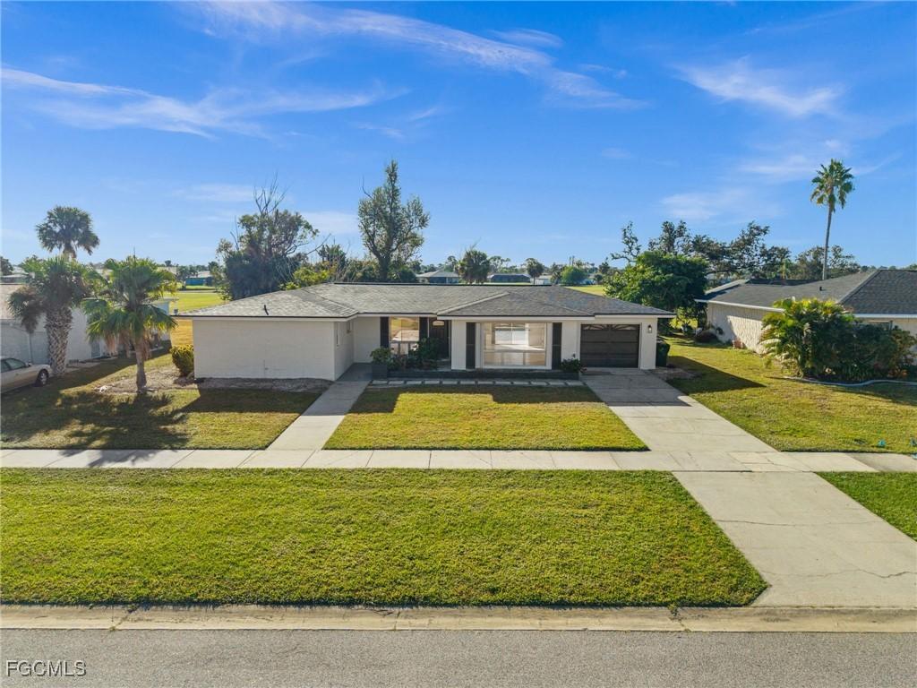 33 Golfview Pl., Rotonda West, FL 33947