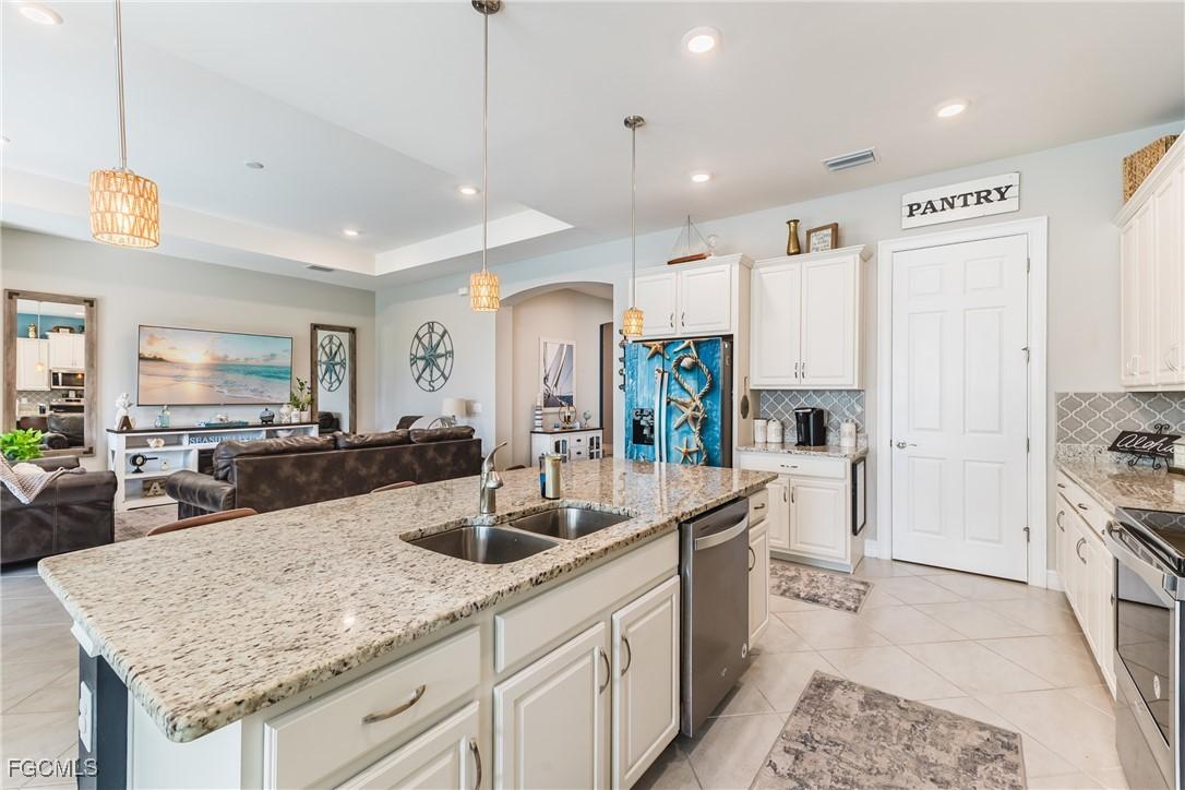 3239 Baravaldo Cir., Cape Coral, FL 33909