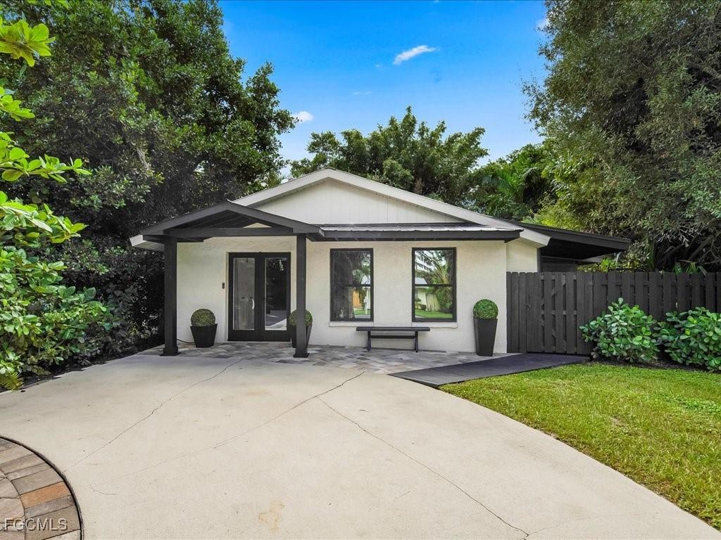 1046 Sperling Ave., Naples, FL 34103