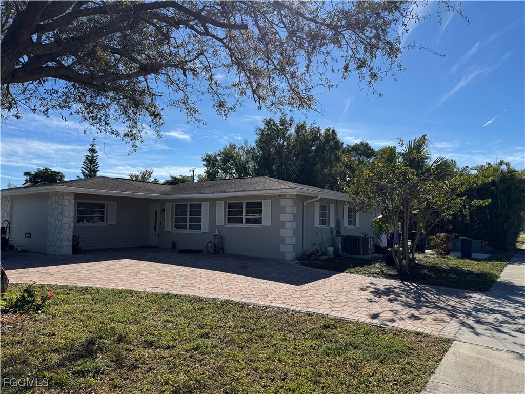 1736 Bonnie Ct., Fort Myers, FL 33901
