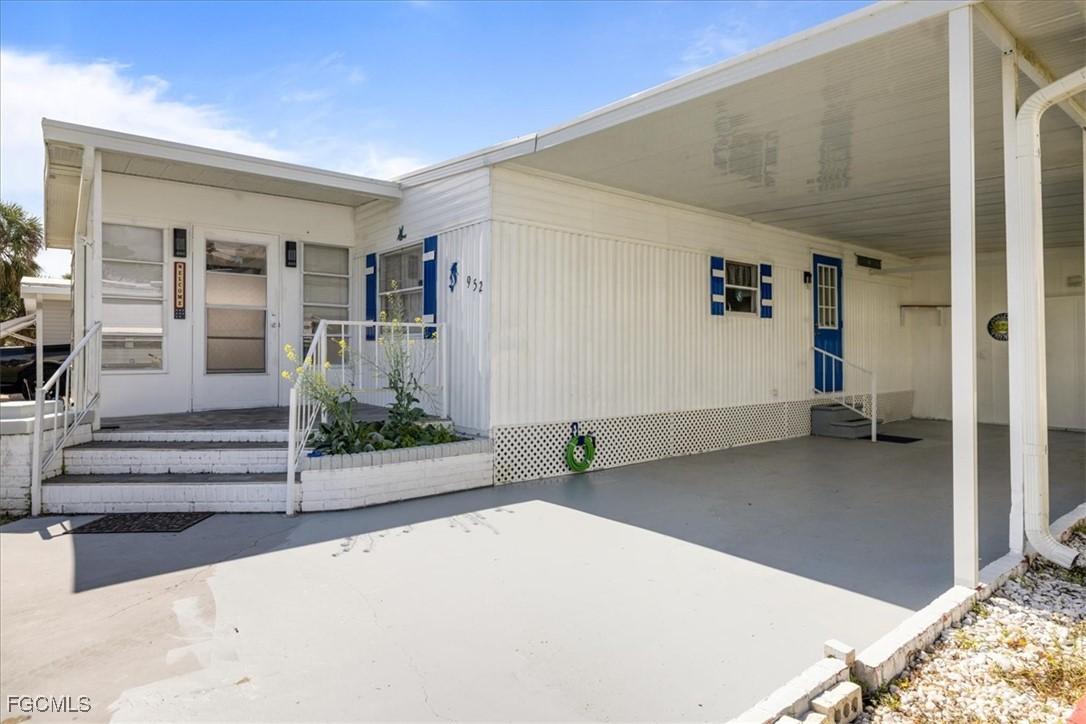 952 Days Ln., North Fort Myers, FL 33917