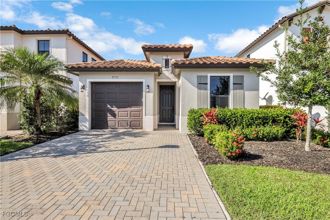8793 Madrid Cir., Naples, FL 34104