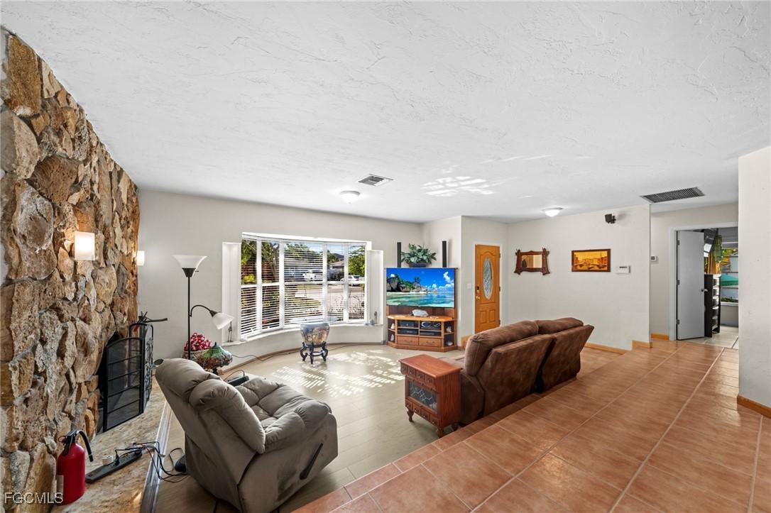 813 105th Ave., Naples, FL 34108