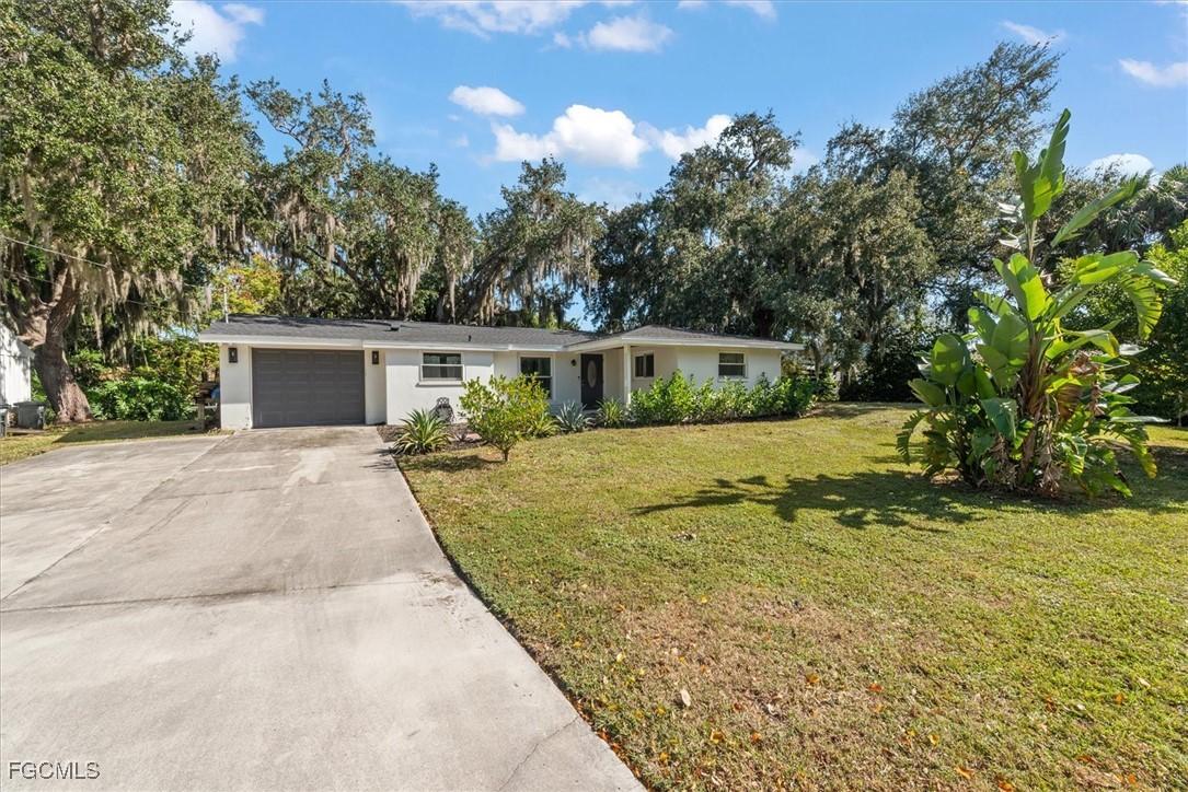 2466 N Westwood Dr., North Fort Myers, FL 33917