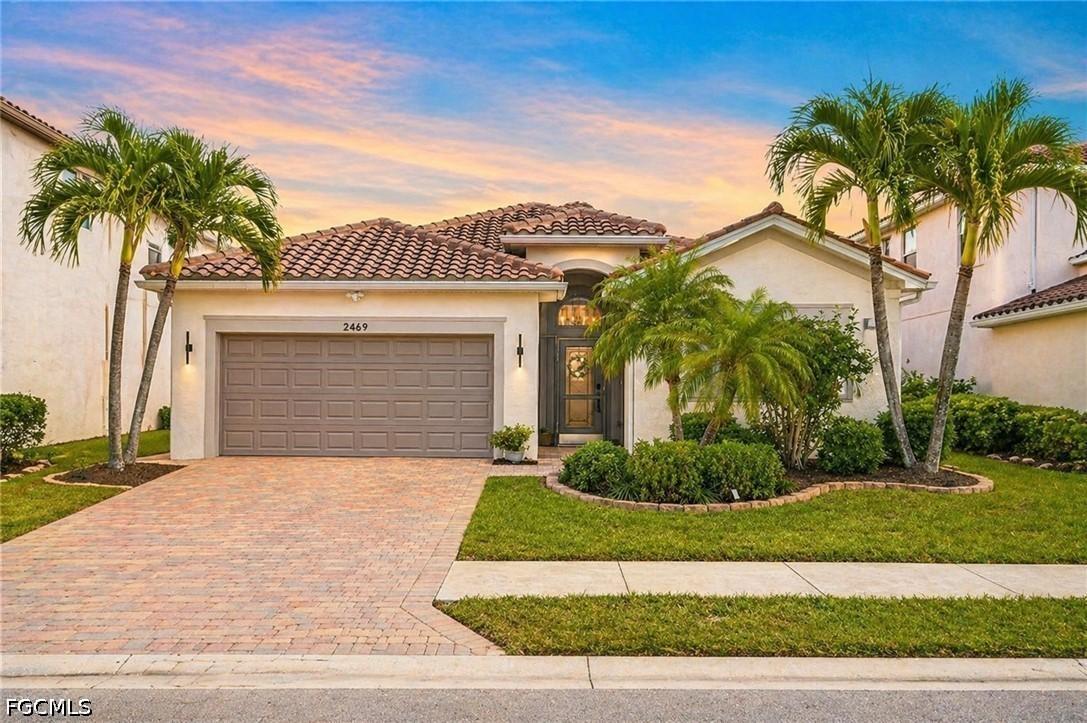 2469 Heydon Cir., Naples, FL 34120