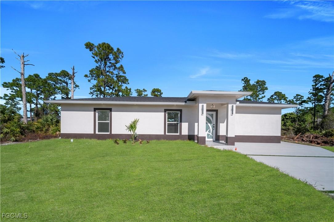 855 Foxtail St., Lehigh Acres, FL 33974