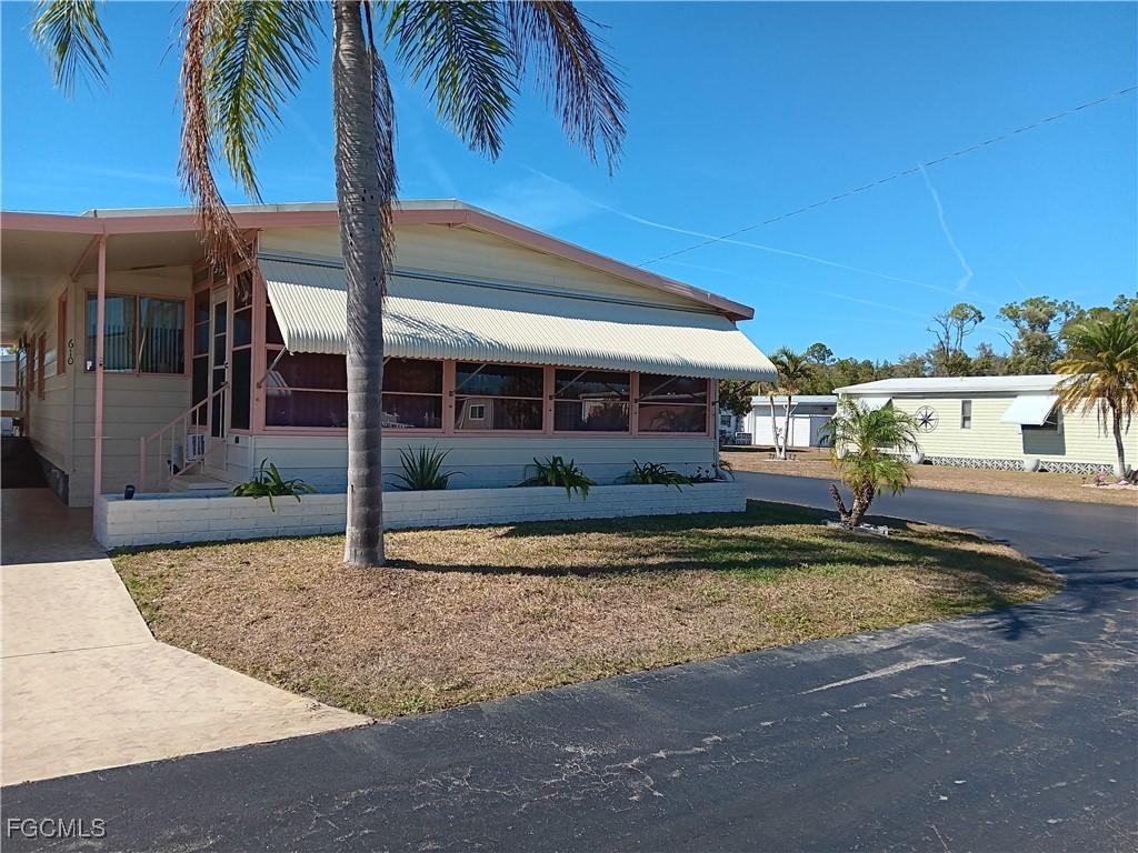 610 Friendly Pl., North Fort Myers, FL 33917