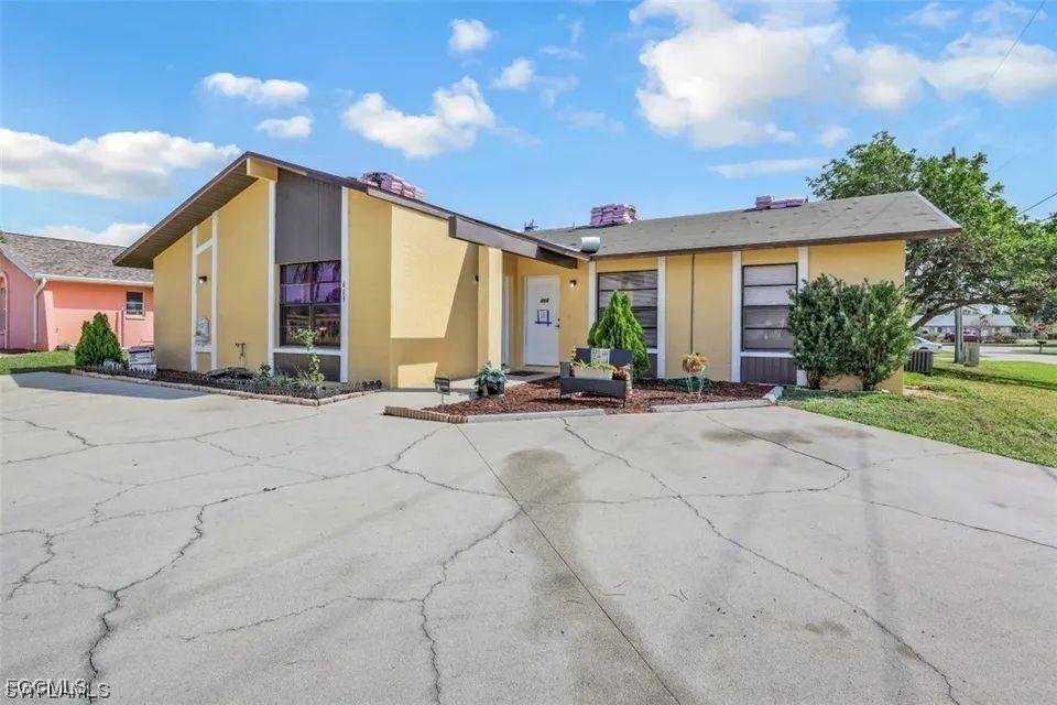 613-615 SE 23rd Pl., Cape Coral, FL 33990