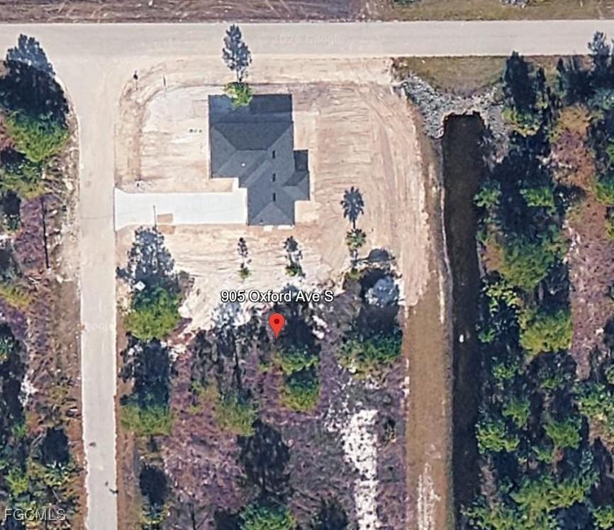 905 Oxford Ave., Lehigh Acres, FL 33974