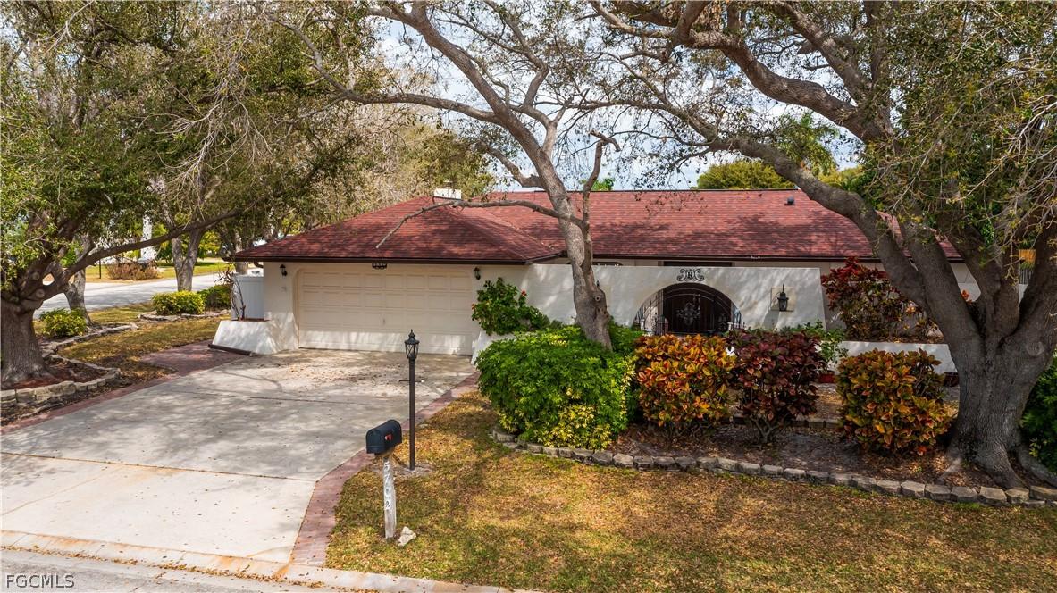 5702 Sandpiper Pl., Fort Myers, FL 33919