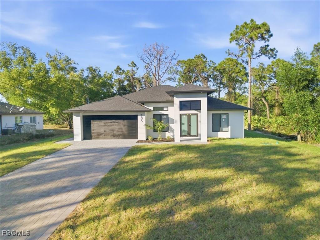 913 Cleveland Ave., Lehigh Acres, FL 33972