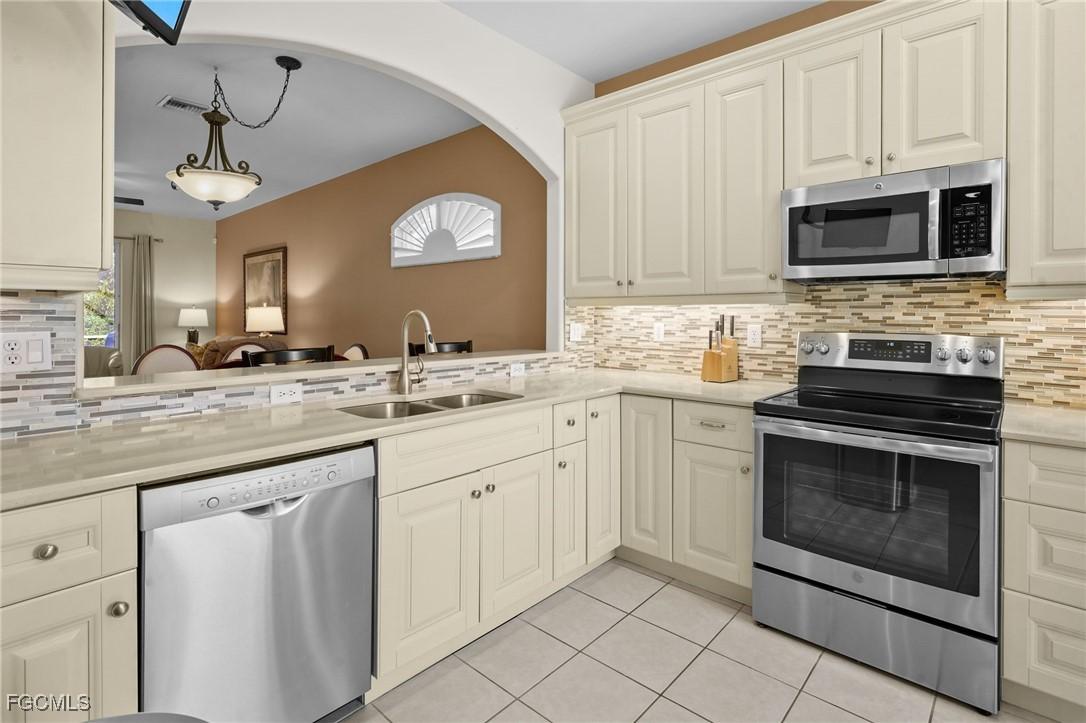 8103 Woodridge Pointe Dr., Fort Myers, FL 33912