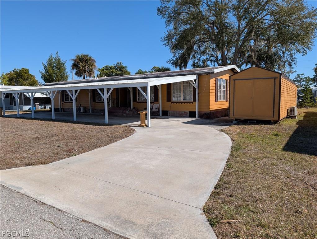 807 Holly Berry Ct., North Fort Myers, FL 33917