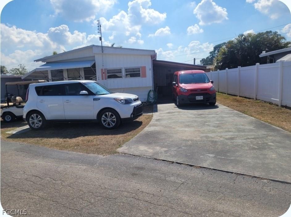 108 Coachlight Ln., North Fort Myers, FL 33917