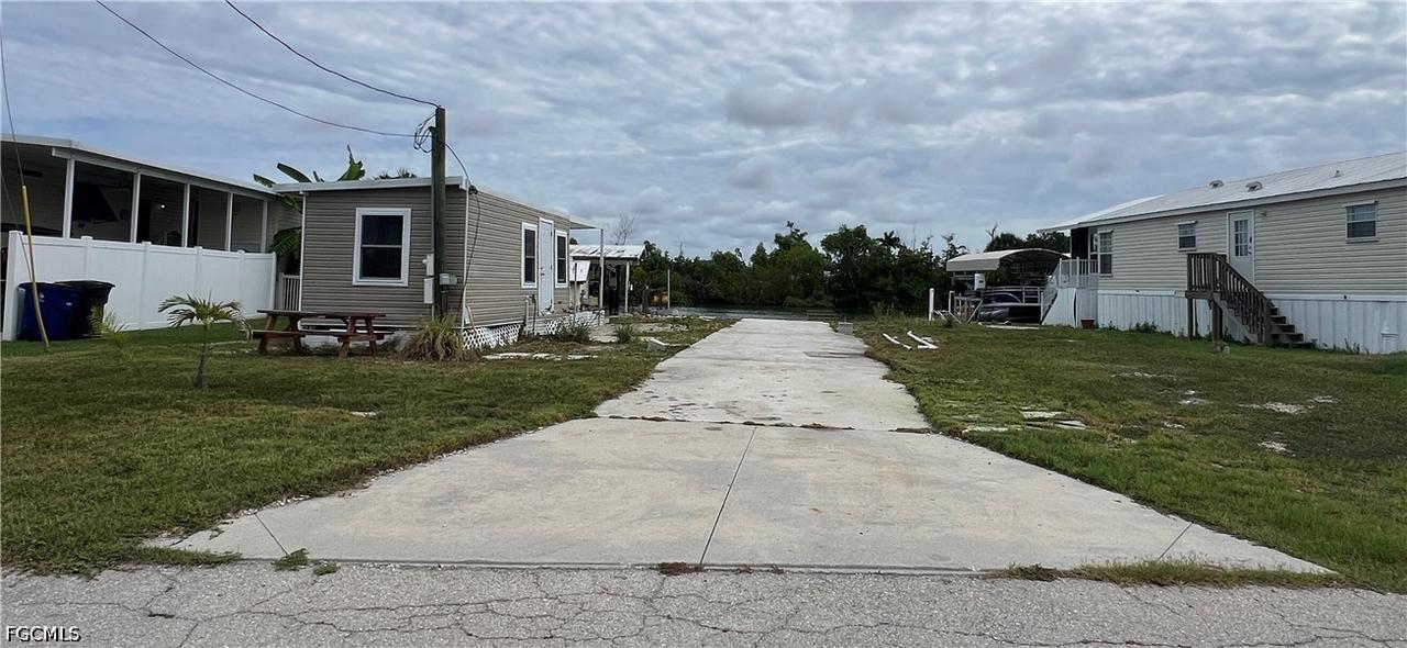 3900 Royal Palm Dr., St James City, FL 33956