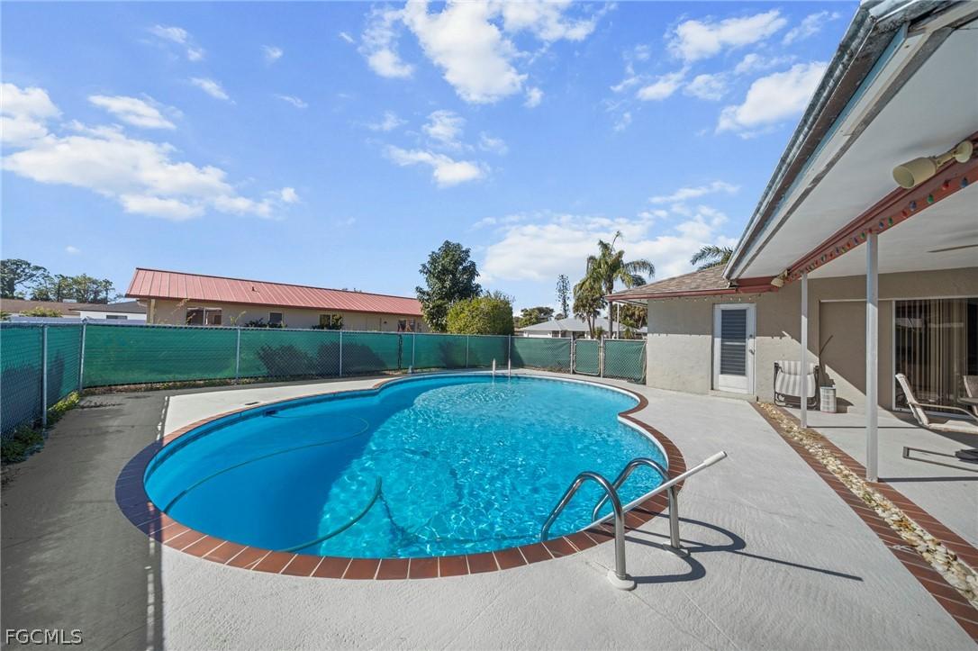 2172 Lochmoor Cir., North Fort Myers, FL 33903