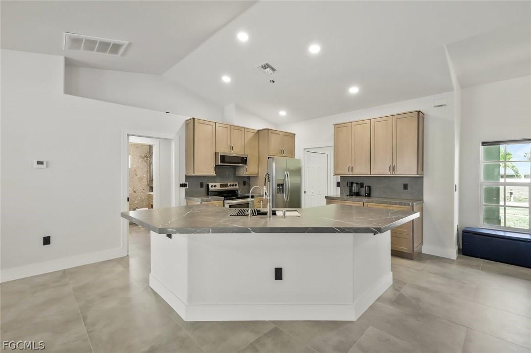 2200 NE 9th Ave., Cape Coral, FL 33909