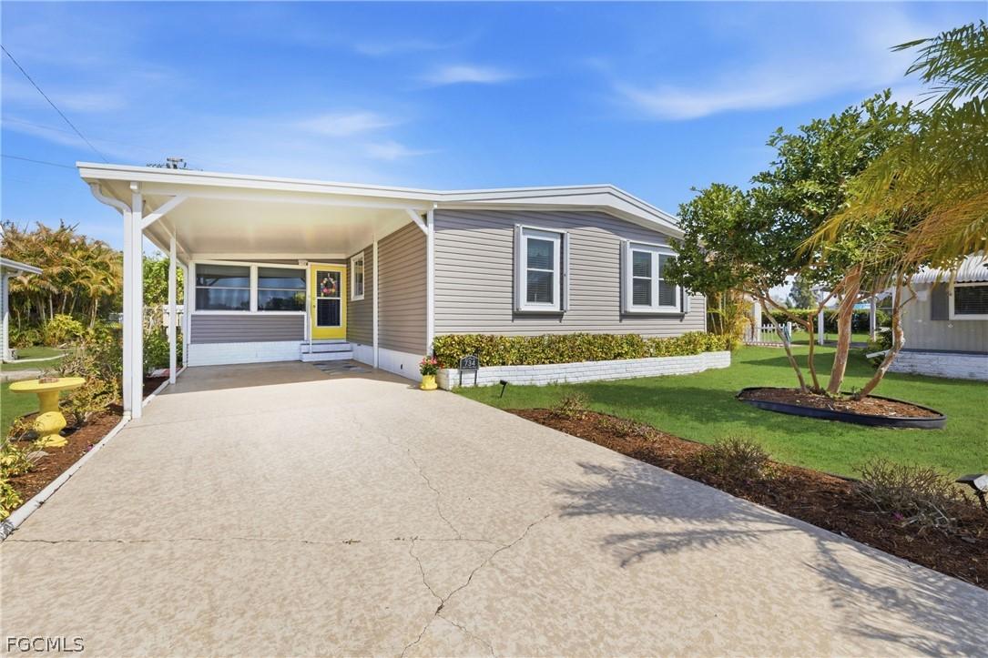 734 Knotty Pine Cir., North Fort Myers, FL 33917