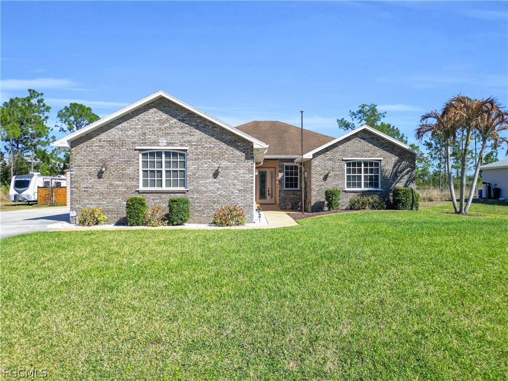 908 Pine Ave., Lehigh Acres, FL 33972