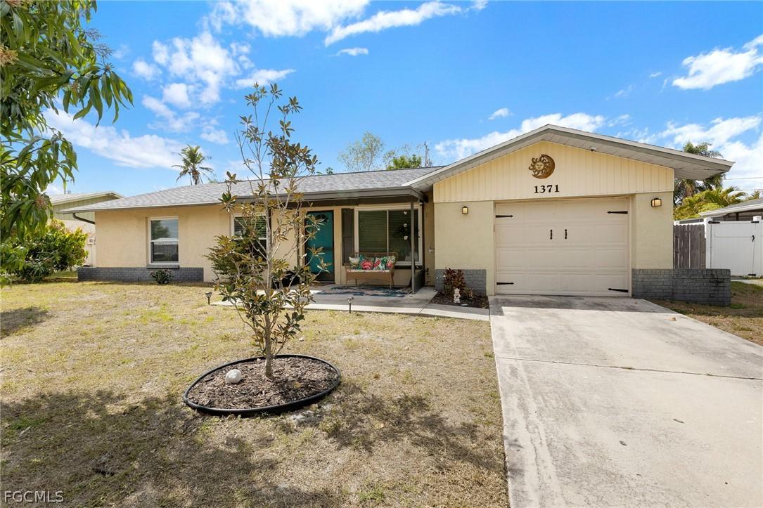 1371 Torreya Cir., North Fort Myers, FL 33917
