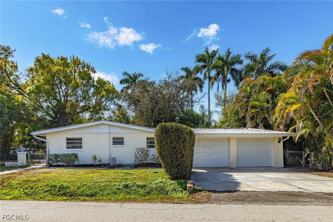 81 Glenmont Dr., North Fort Myers, FL 33917