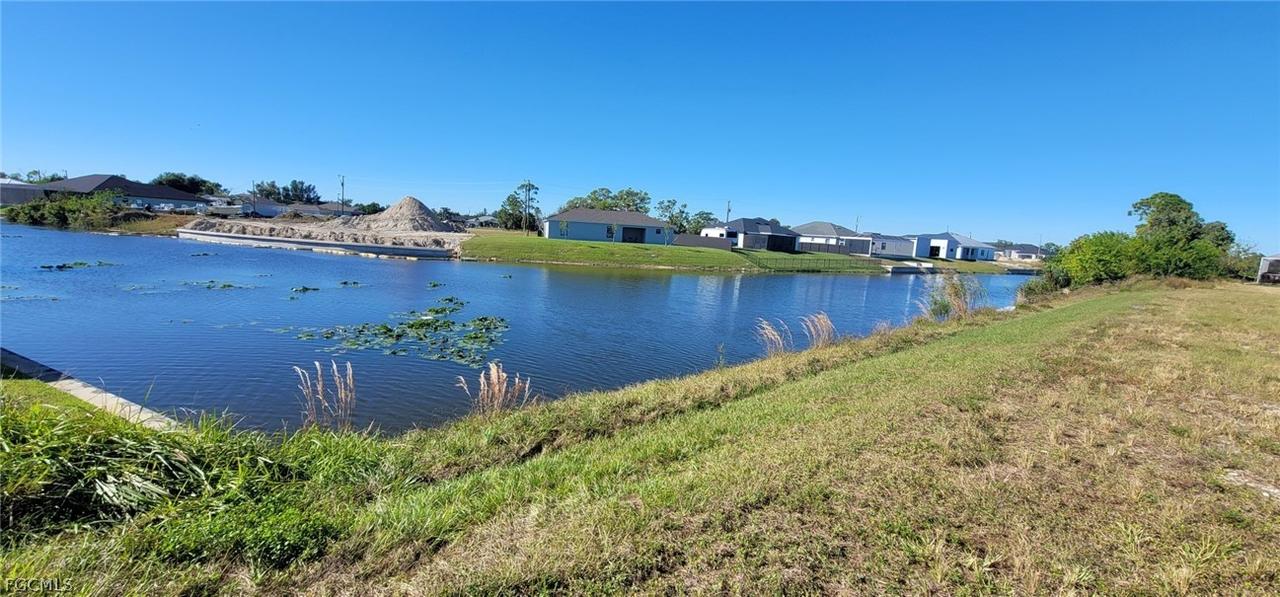 542 NE 5th Pl., Cape Coral, FL 33909