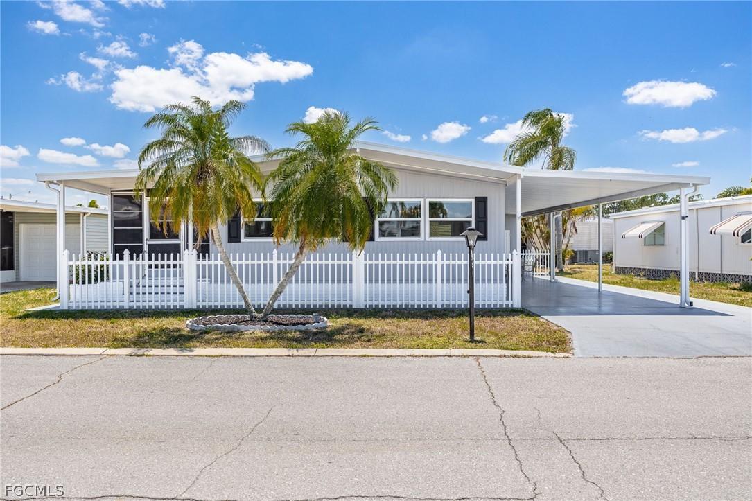 472 Nicklaus Blvd., North Fort Myers, FL 33903