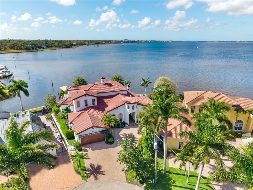 911 Aqua Ln., Fort Myers, FL 33919