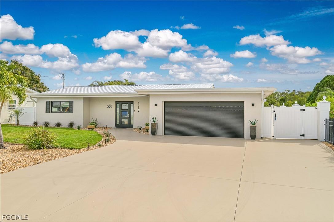 4322 Harbour Ln., North Fort Myers, FL 33903