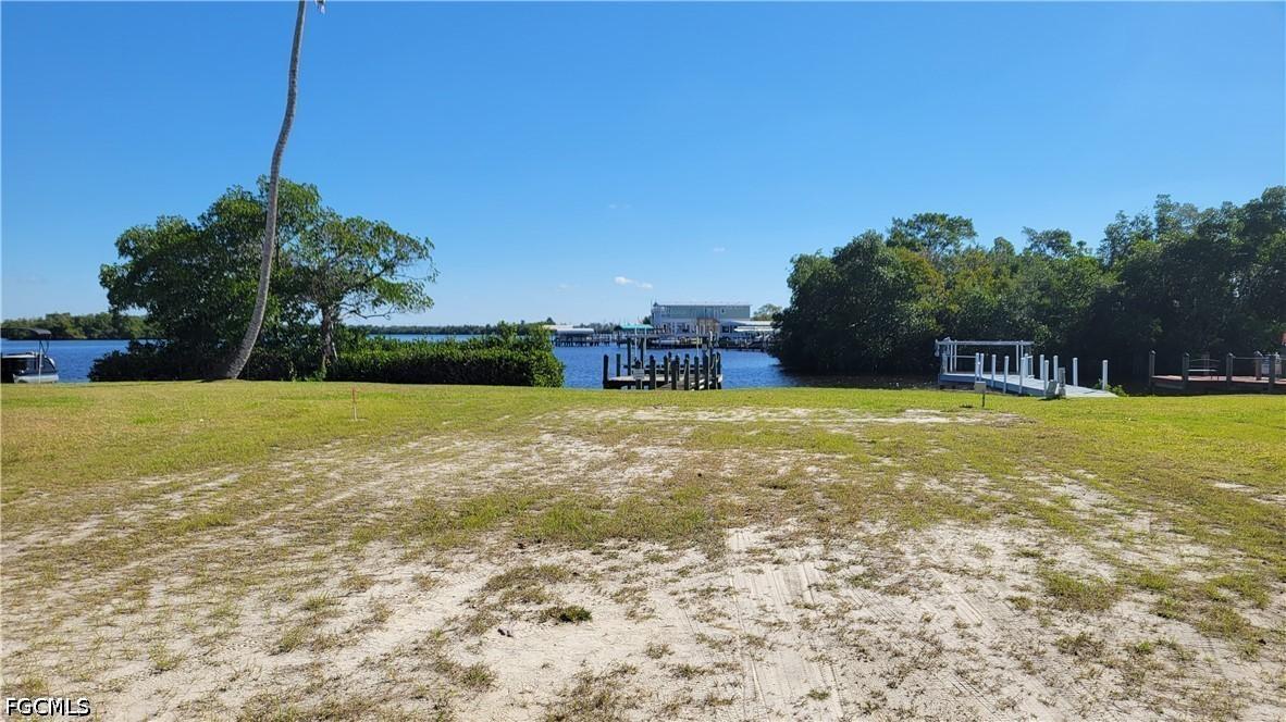 323 Shoreland Dr., Fort Myers, FL 33905