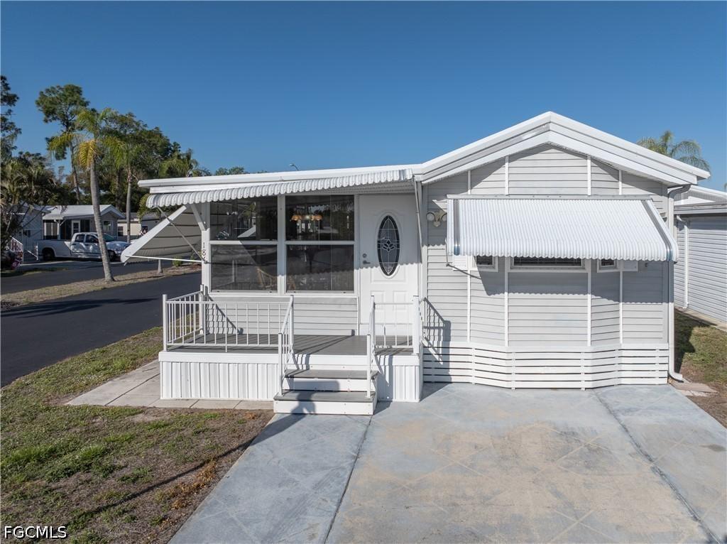 184 Caravan Cir., North Fort Myers, FL 33903