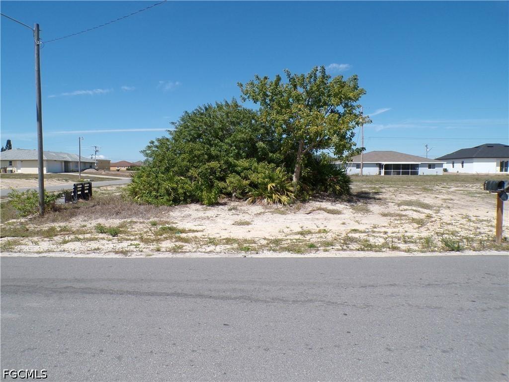 821 NE 15th Ln., Cape Coral, FL 33909