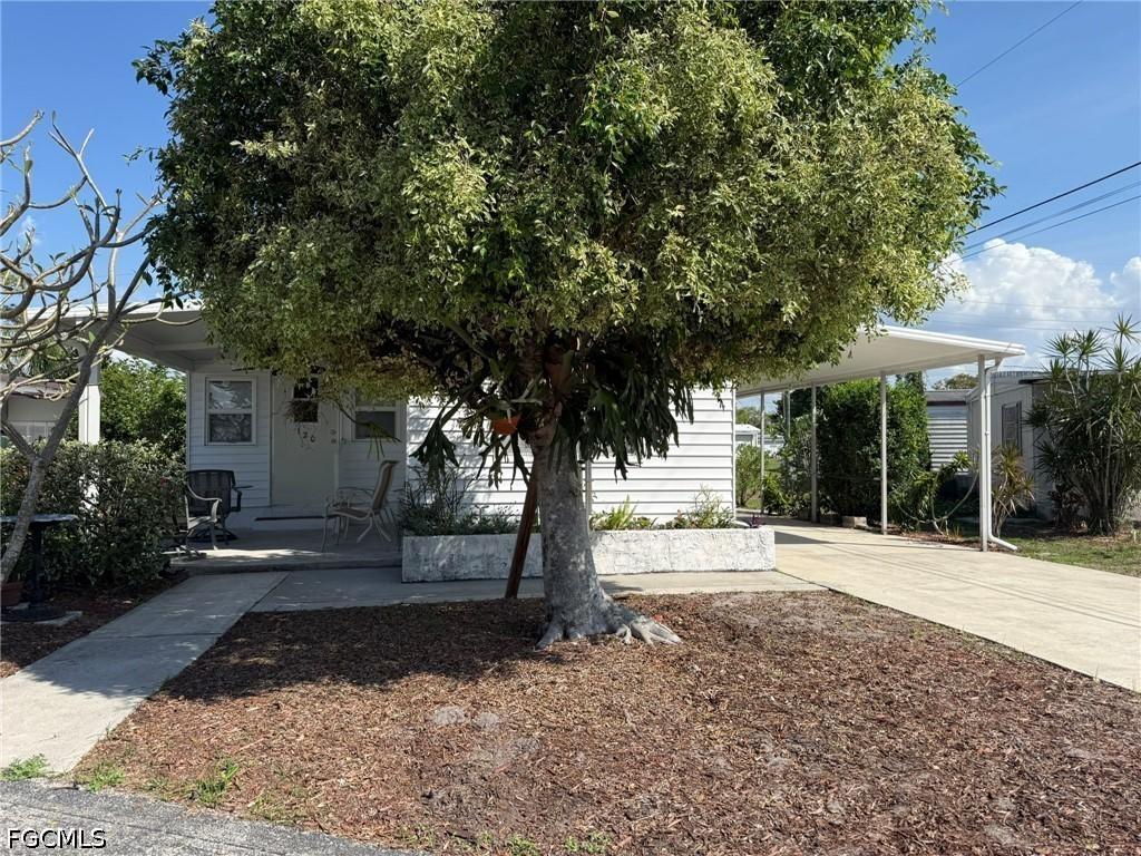 120 Lantern Pl., North Fort Myers, FL 33917
