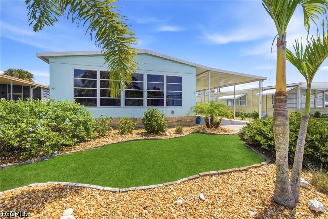 726 Knotty Pine Cir., North Fort Myers, FL 33917