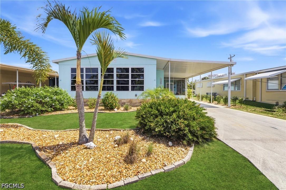 726 Knotty Pine Cir., North Fort Myers, FL 33917