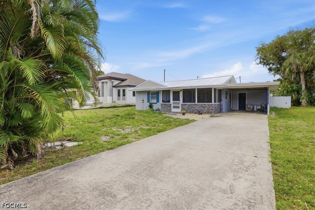 102 Crescent Lake Dr., North Fort Myers, FL 33917