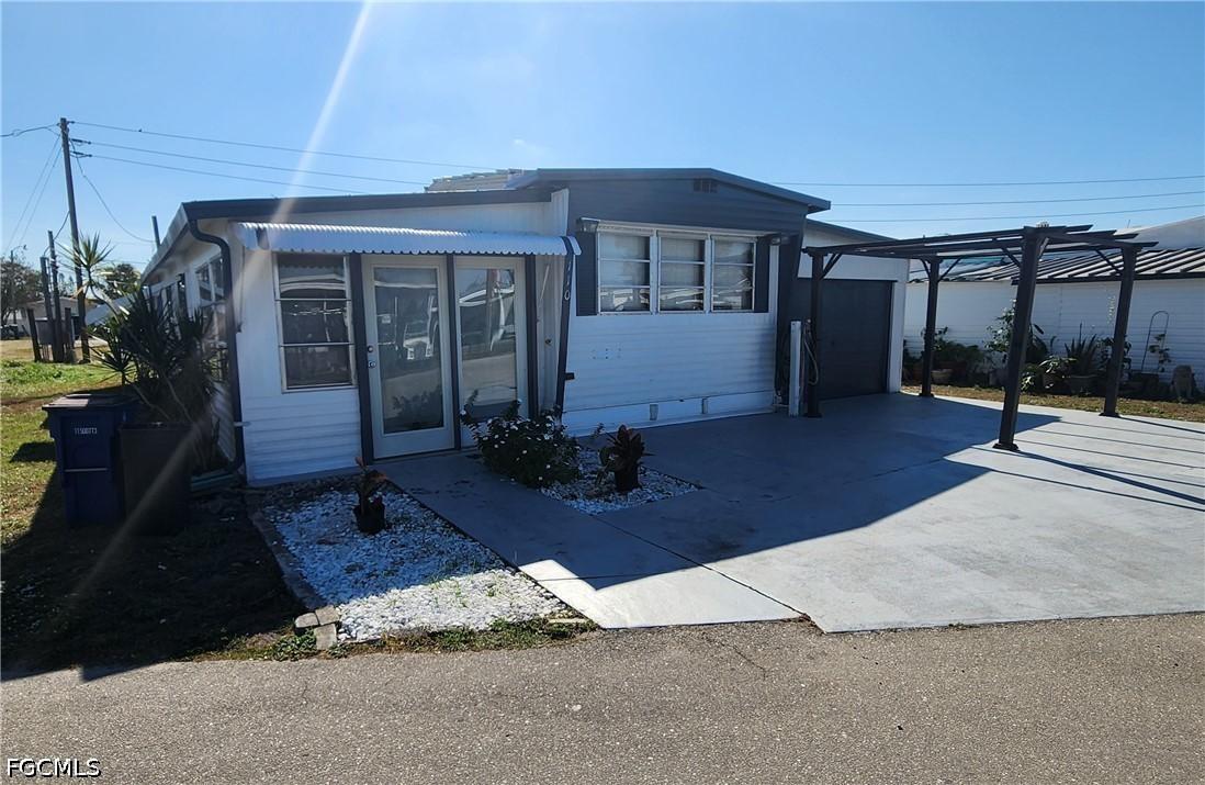 110 Gaslight Ave., North Fort Myers, FL 33917